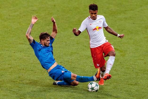 24.08.2016, Red Bull Arena, Salzburg, AUT, UEFA CL, FC Red Bull Salzburg vs Dinamo Zagreb, Play off, Rueckspiel, im Bild Petar Stojanovic (GNK Dinamo Zagreb), Valentino Lazaro (FC Red Bull Salzburg) during the UEFA Championsleague Play off 2nd Leg Match between FC Red Bull Salzburg and Dinamo Zagreb at the Red Bull Arena in Salzburg, Austria on 2016 08 24. Salzburg EX_JFK