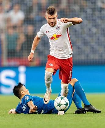 24.08.2016, Red Bull Arena, Salzburg, AUT, UEFA CL, FC Red Bull Salzburg vs Dinamo Zagreb, Play off, Rueckspiel, im Bild Leonardo Sigali (GNK Dinamo Zagreb), Valon Berisha (FC Red Bull Salzburg) during the UEFA Championsleague Play off 2nd Leg Match between FC Red Bull Salzburg and Dinamo Zagreb at the Red Bull Arena in Salzburg, Austria on 2016 08 24. Salzburg EX_JFK