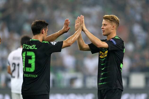 v.l. Lars Stindl (Moenchengladbach) und Nico Elvedi (Moenchengladbach) klatschen sich nach dem Tor zum 3:0 jubelnd ab zum beim Spiel Borussia Moenchengladbach vs. BSC Young Boys Bern, Fussball, Champions League-Qualifikation, 24.08.2016 Moenchengladbach Copyright: xHommes Eibner-Pressefotox EP_MHS