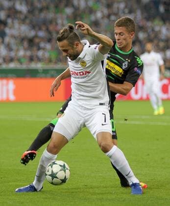 v. li. im Zweikampf Miralem Sulejmani (Bern) und Patrick Herrmann (Moenchengladbach) beim Spiel Borussia Moenchengladbach vs. BSC Young Boys Bern, Fussball, Champions League-Qualifikation, 24.08.2016 Moenchengladbach Copyright: xHommes Eibner-Pressefotox EP_MHS