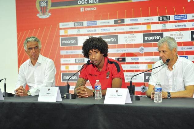 Fußball, OGC Nizza präsentiert Neuzugang Dante Jean Pierre Rivere (president OGCNice) - Dante - Lucien Favre (entraineur OGCNice) FOOTBALL : Conference De Presse Dante - OGC Nice - 24 08 2016 NorbertScanella Panoramic 