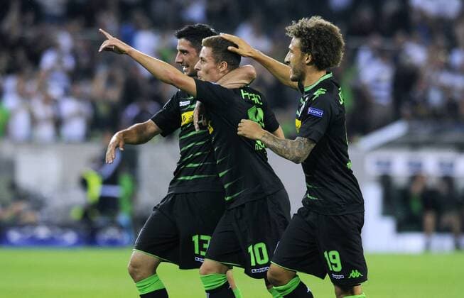 Fussball, Qualifikation zur UEFA Champions League, Herren, Saison 2016 2017, Rückspiel, Borussia Park Mönchengladbach, Bor. Mönchengladbach, BMG (schwarz) - Young Boy Bern (weiss) 6:1; Jubel Thorgan Hazard (Gladbach) nach seinem Tor zum 1:0, zusammen mit Lars Stindl (Gladbach) und Fabian Johnson (Gladbach), Aktion.