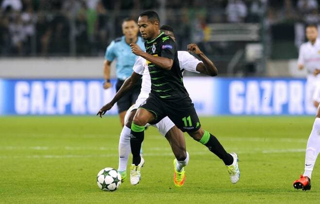 Fussball, Qualifikation zur UEFA Champions League, Herren, Saison 2016 2017, Rückspiel, Borussia Park Mönchengladbach, Bor. Mönchengladbach, BMG (schwarz) - Young Boy Bern (weiss) 6:1; Raffael (Gladbach), Denis Zakaria (YBB), Aktion.