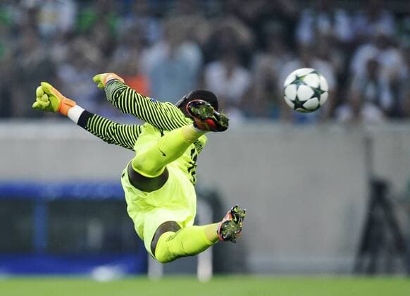 Borussia Park Mönchengladbach, NRW, 24.8.2016, Champions League Qualifikation, 2016 17, Play-off, Rückspiel Borussia Mönchengladbach (Moenchengladbach, Gladbach) vs Young Boys Bern (SUI) ----- Berns Torhüter Yvon Mvogo fliegt und shaut dem Champions League Ball hinterher