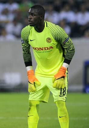 Fussball, Qualifikation zur UEFA Champions League, Herren, Saison 2016 2017, Rückspiel, Borussia Park Mönchengladbach, Bor. Mönchengladbach, BMG (schwarz) - Young Boy Bern (weiss) 6:1; Yvon Mvogo (YBB). Aktion, Einzelbild.