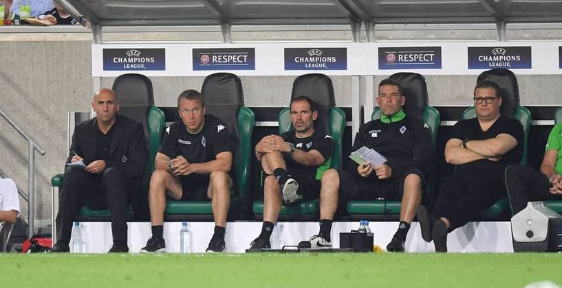 24.08.2016, Fussball, Saison 2016 2017, Champions League Qualifikation, Play-off, Borussia Moenchengladbach - Young Boys Bern 6:1, Trainer Andre Schubert (Borussia Moenchengladbach), li., macht sich während des Spiels Notizen, nach rechts, Co Trainer Frank Geideck (Borussia Moenchengladbach), Co Trainer Manfred Stefes (Borussia Moenchengladbach), Torwarttrainer Uwe Kamps (Borussia Moenchengladbach), Manager Max Eberl (Borussia Moenchengladbach)