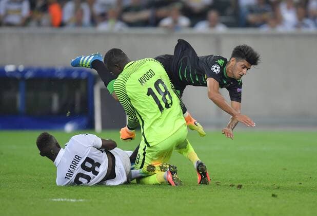 24.08.2016, Fussball, Saison 2016 2017, Champions League Qualifikation, Play-off, Borussia Moenchengladbach - Young Boys Bern 6:1, Mahmoud Dahoud (Borussia Moenchengladbach), re., prallt mit Torwart Yvon Mvogo und Denis Zakaria (Young Boys Bern) zusammen.