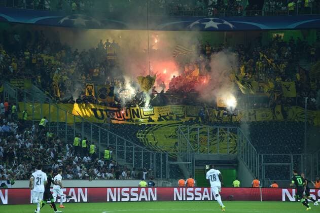 24.08.2016, Fussball, Saison 2016 2017, Champions League Qualifikation, Play-off, Borussia Moenchengladbach - Young Boys Bern 6:1, Berns Fans zündeten in ihrem Block Bengalos