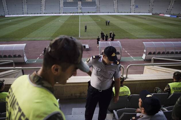 Fußball, EL Quali, Qarabag Agdam - IFK Göteborg, vor Spielbeginn 160825 Militärer pa Tofiq Bähramov-stadion fotbollsmatchen i kvalet till Europa League mellan Karabach och IFK Göteborg den 25 augusti 2016 i Baku.  Copyright: JOHANNAxLUNDBERG BB160825JL010