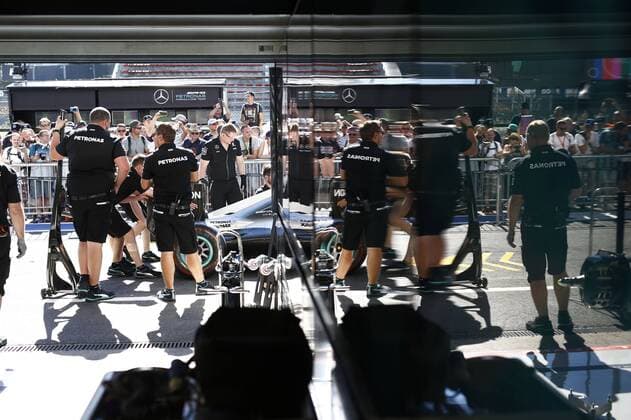 Motorsports: FIA Formula One World Championship WM Weltmeisterschaft 2016, Grand Prix of Belgium, mechanic of Mercedes AMG Petronas Formula One Team xHOCHxZWEIx