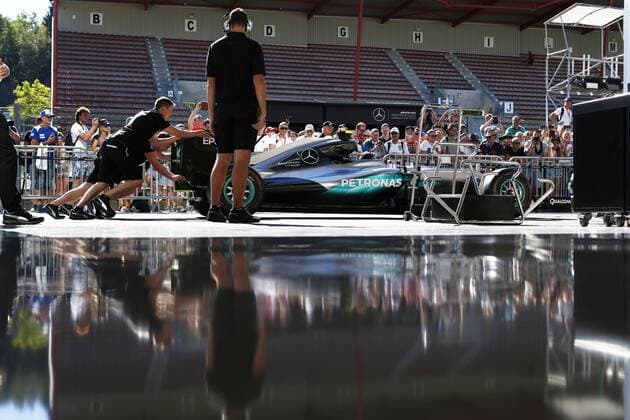 Motorsports: FIA Formula One World Championship WM Weltmeisterschaft 2016, Grand Prix of Belgium, mechanic of Mercedes AMG Petronas Formula One Team xHOCHxZWEIx