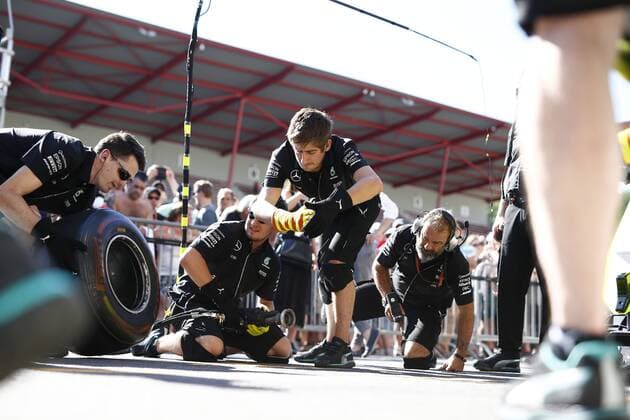 Motorsports: FIA Formula One World Championship WM Weltmeisterschaft 2016, Grand Prix of Belgium, mechanic of Mercedes AMG Petronas Formula One Team xHOCHxZWEIx
