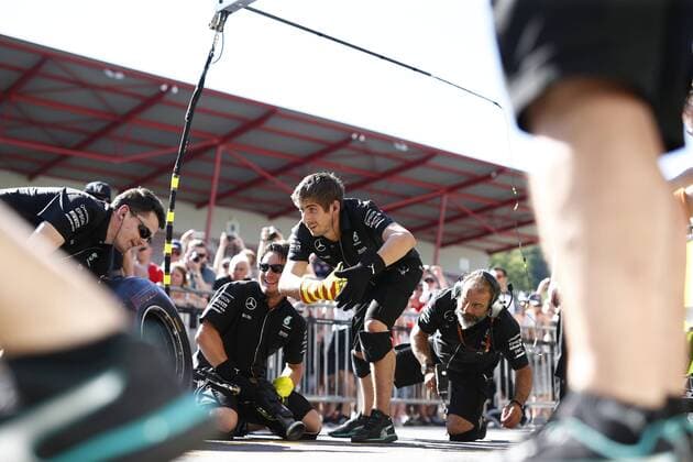 Motorsports: FIA Formula One World Championship WM Weltmeisterschaft 2016, Grand Prix of Belgium, mechanic of Mercedes AMG Petronas Formula One Team xHOCHxZWEIx