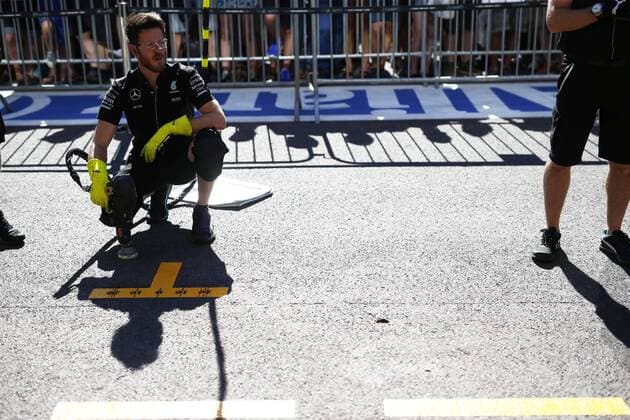 Motorsports: FIA Formula One World Championship WM Weltmeisterschaft 2016, Grand Prix of Belgium, mechanic of Mercedes AMG Petronas Formula One Team xHOCHxZWEIx