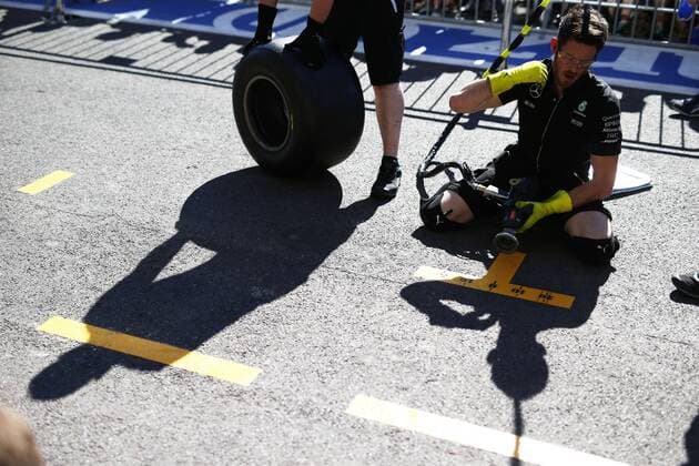 Motorsports: FIA Formula One World Championship WM Weltmeisterschaft 2016, Grand Prix of Belgium, mechanic of Mercedes AMG Petronas Formula One Team xHOCHxZWEIx