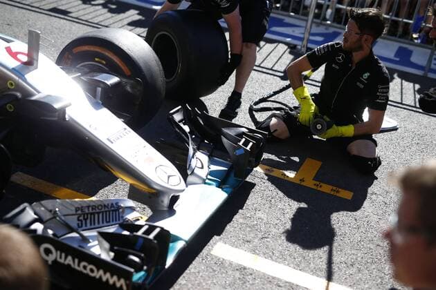 Motorsports: FIA Formula One World Championship WM Weltmeisterschaft 2016, Grand Prix of Belgium, mechanic of Mercedes AMG Petronas Formula One Team xHOCHxZWEIx