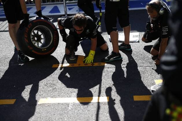 Motorsports: FIA Formula One World Championship WM Weltmeisterschaft 2016, Grand Prix of Belgium, mechanic of Mercedes AMG Petronas Formula One Team xHOCHxZWEIx