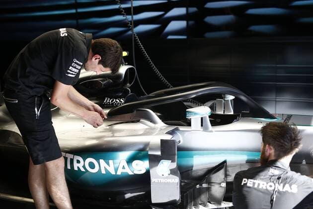 Motorsports: FIA Formula One World Championship WM Weltmeisterschaft 2016, Grand Prix of Belgium, mechanic of Mercedes AMG Petronas Formula One Team xHOCHxZWEIx
