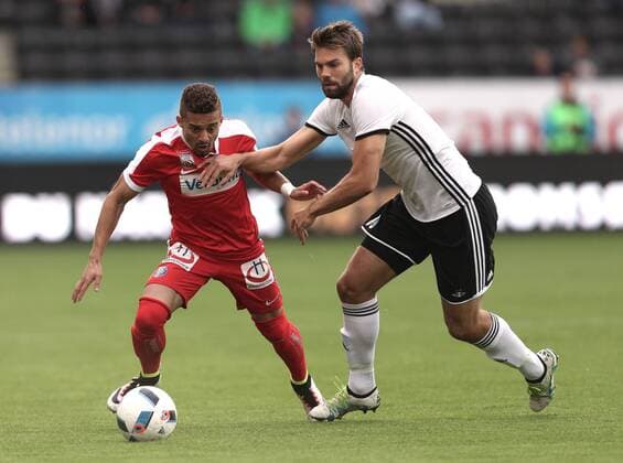 SOCCER - UEFA EL quali, Rosenborg vs A.Wien TRONDHEIM,NORWAY,25.AUG.16 - SOCCER - UEFA Europa League, Play-off qualification, BK Rosenborg Trondheim vs FK Austria Wien. Image shows Lucas Venuto (A.Wien) and Jorge Skjelvik (Rosenborg). GEPAxpictures xChristianxOrt