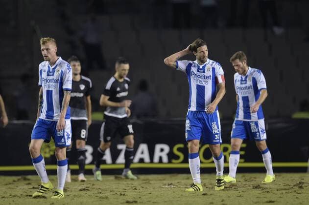 160825 IFK Göteborgs Sebastian Eriksson och Mattias Bjärsmyr deppar under fotbollsmatchen i kvalet till Europa League mellan Karabach och IFK Göteborg den 25 augusti 2016 i Baku.  Copyright: JOHANNAxLUNDBERG BB160825JL025