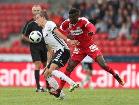 SOCCER - UEFA EL quali, Rosenborg vs A.Wien TRONDHEIM,NORWAY,25.AUG.16 - SOCCER - UEFA Europa League, Play-off qualification, BK Rosenborg Trondheim vs FK Austria Wien. Image shows Anders Konradsen (Rosenborg) and Olarenwaju Kayode (A.Wien). GEPAxpictures xChristianxOrt
