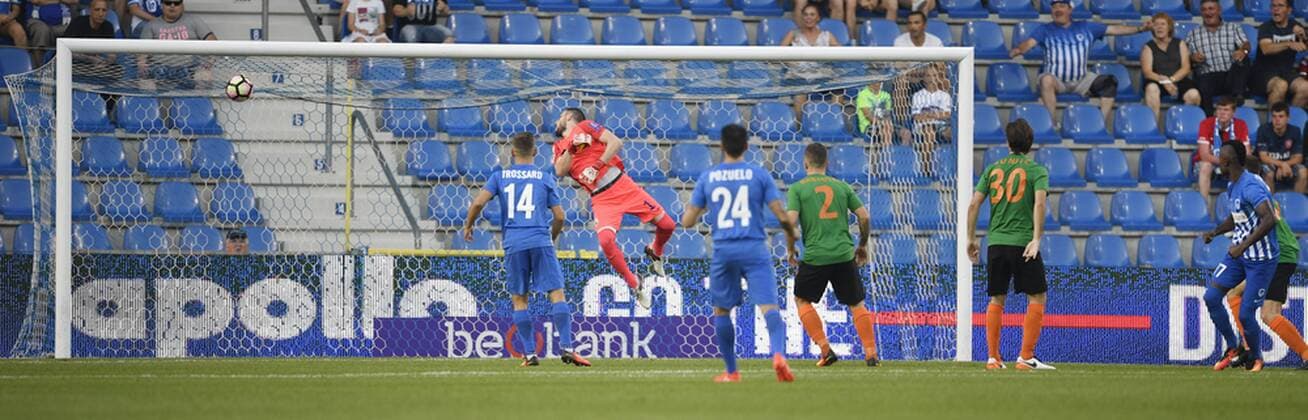 Fußball, EL Quali, KRC Genk - Lokomotiva Zagreb Genk s Mwbana Ally Samatta (R) scoring the 1-0 goal during a match between Belgian first league team KRC Genk and Croatian Lokomotiva Zagreb, the return leg of the playoff round in the Europa League competition, in Genk, Thursday 25 August 2016. First leg ended on 2-2 draw result in Croatia. YORICKxJANSENS  x04918637x