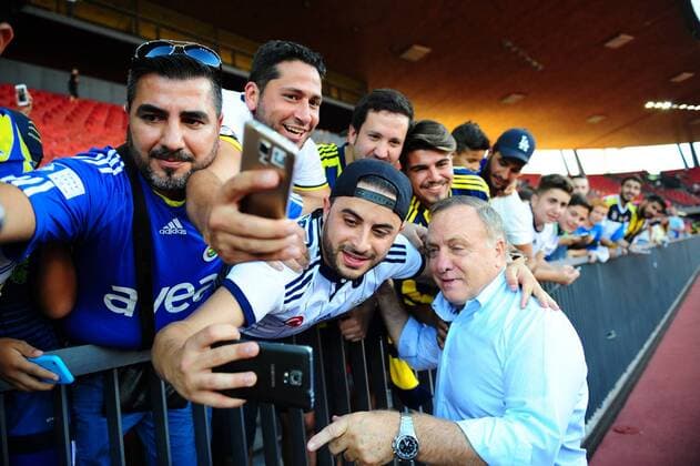 Fußball, EL Quali, Grasshopper Zürich - Fenerbahce Istanbul, vor Spielbeginn UEFA Europa league Playoff second leg match between Grasshoppers and Fenerbahce at Letzigrund Stadium in Zurich, Swiss on August 25 , 2016. Pictured: Fenerbahce Dutch Coach Dick Advocaat take a selfie with Fans. Not available for publication in Turkey. 