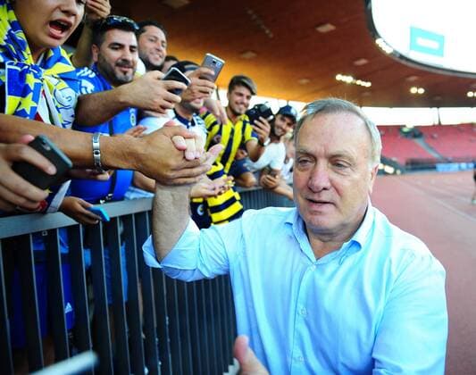 Fußball, EL Quali, Grasshopper Zürich - Fenerbahce Istanbul, vor Spielbeginn UEFA Europa league Playoff second leg match between Grasshoppers and Fenerbahce at Letzigrund Stadium in Zurich, Swiss on August 25 , 2016. Pictured: Fenerbahce Dutch Coach Dick Advocaat take a selfie with Fans. Not available for publication in Turkey. 