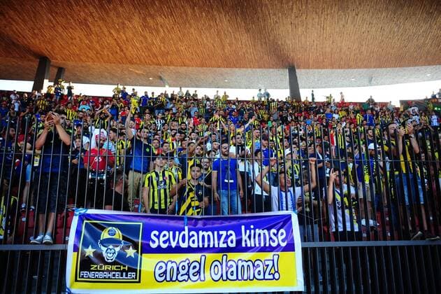 Fußball, EL Quali, Grasshopper Zürich - Fenerbahce Istanbul, vor Spielbeginn UEFA Europa league Playoff second leg match between Grasshoppers and Fenerbahce at Letzigrund Stadium in Zurich, Swiss on August 25 , 2016. Pictured: Fans of Fenerbahce. Not available for publication in Turkey. 