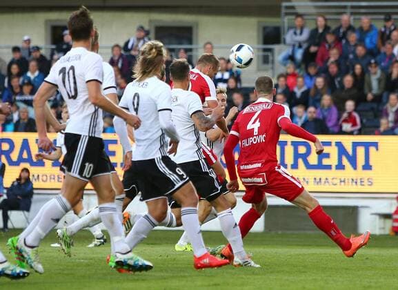 SOCCER - UEFA EL quali, Rosenborg vs A.Wien TRONDHEIM,NORWAY,25.AUG.16 - SOCCER - UEFA Europa League, Play-off qualification, BK Rosenborg Trondheim vs FK Austria Wien. Image shows Matthias Vilhjamsson, Christian Gytkjaer (Rosenborg), Alexander Gruenwald and Petar Filipovic (A.Wien).Keywords: goal. GEPAxpictures xChristianxOrt