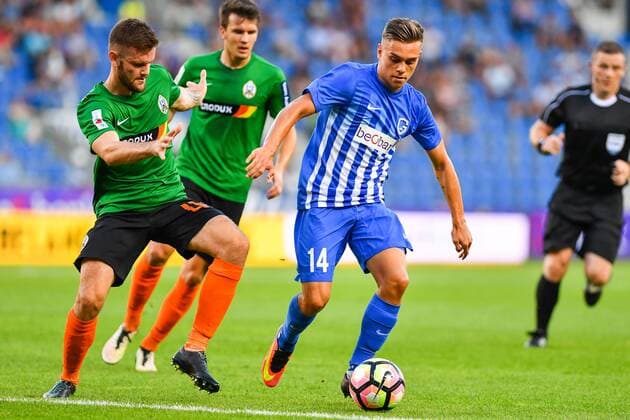 Genk s Leandro Trossard and Lokomotivo s Ante Majstorovic fight for the ball during a match between Belgian first league team KRC Genk and Croatian Lokomotiva Zagreb, the return leg of the playoff round in the Europa League competition, in Genk, Thursday 25 August 2016. First leg ended on 2-2 draw result in Croatia. LUCxCLAESSEN  x04918665x