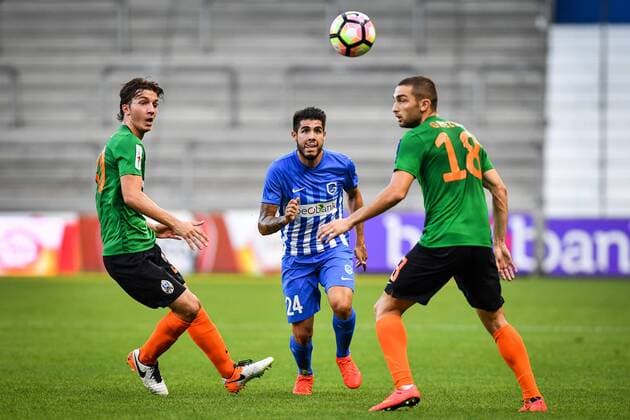 Genk s Alejandro Pozuelo and Lokomotivo s Eros Grezda fight for the ball during a match between Belgian first league team KRC Genk and Croatian Lokomotiva Zagreb, the return leg of the playoff round in the Europa League competition, in Genk, Thursday 25 August 2016. First leg ended on 2-2 draw result in Croatia. LUCxCLAESSEN  x04918668x