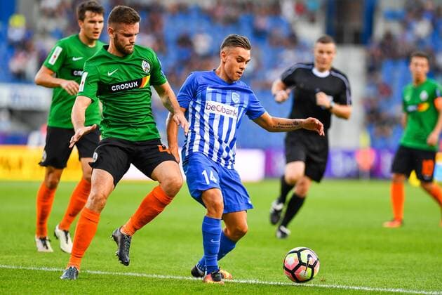Genk s Leandro Trossard and Lokomotivo s Ante Majstorovic fight for the ball during a match between Belgian first league team KRC Genk and Croatian Lokomotiva Zagreb, the return leg of the playoff round in the Europa League competition, in Genk, Thursday 25 August 2016. First leg ended on 2-2 draw result in Croatia. LUCxCLAESSEN  x04918664x