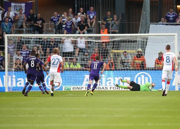 Anderlecht s Youri Tielemans scores the 1-0 goal from a penalty during a match between Belgian first league soccer team RSC Anderlecht against Czech Slavia Prague, the return leg of the playoff round in the Europa League competition, Thursday 25 August 2016, in Anderlecht, Brussels. First leg ended on 0-3 in Czech Republic. VIRGINIExLEFOUR  x04918695x