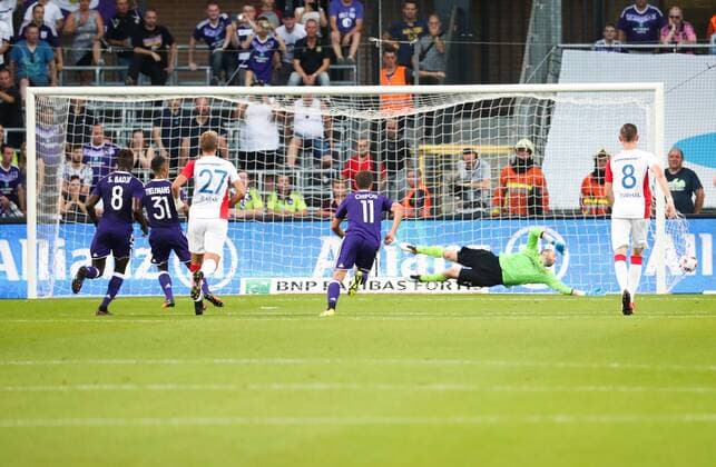 Anderlecht s Youri Tielemans scores the 1-0 goal from a penalty during a match between Belgian first league soccer team RSC Anderlecht against Czech Slavia Prague, the return leg of the playoff round in the Europa League competition, Thursday 25 August 2016, in Anderlecht, Brussels. First leg ended on 0-3 in Czech Republic. VIRGINIExLEFOUR  x04918692x