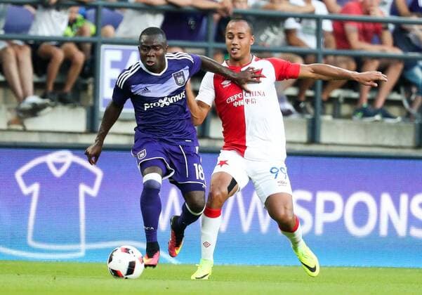 Anderlecht s Frank Acheampong and Slavia s Gino van Kessel fight for the ball during a match between Belgian first league soccer team RSC Anderlecht against Czech Slavia Prague, the return leg of the playoff round in the Europa League competition, Thursday 25 August 2016, in Anderlecht, Brussels. First leg ended on 0-3 in Czech Republic. VIRGINIExLEFOUR  x04918703x
