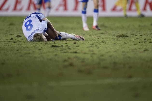 160825 IFK Göteborgs Sören Rieks tar sig för benet under fotbollsmatchen i kvalet till Europa League mellan Karabach och IFK Göteborg den 25 augusti 2016 i Baku.  Copyright: JOHANNAxLUNDBERG BB160825JL031