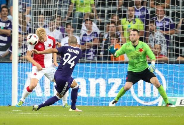 Fußball, EL Quali, RSC Anderlecht - Slavia Prag Anderlecht s Sofiane Hanni fights for the ball during a match between Belgian first league soccer team RSC Anderlecht against Czech Slavia Prague, the return leg of the playoff round in the Europa League competition, Thursday 25 August 2016, in Anderlecht, Brussels. First leg ended on 0-3 in Czech Republic. VIRGINIExLEFOUR  x04918731x