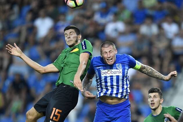 Lokomotivo s Dino Peric and Genk s Sebastien Dewaest pictured during a match between Belgian first league team KRC Genk and Croatian Lokomotiva Zagreb, the return leg of the playoff round in the Europa League competition, in Genk, Thursday 25 August 2016. First leg ended on 2-2 draw result in Croatia. YORICKxJANSENS  x04918715x