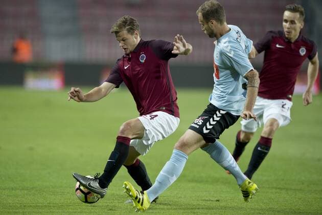 From left: Matej Pulkrab of Sparta, Matthias Maak of Sonderjyske and Josef Sural of Sparta in action during the fourth qualifying round return Europa League return match Sparta Praha vs Sonderjyske in Prague, Czech Republic, August 25, 2016. (CTKxPhoto MichalxKamaryt) CTKPhotoP201608251037801  kmt 3