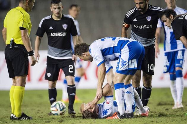 160825 IFK Göteborgs Mikael Boman skadas i en duell under fotbollsmatchen i kvalet till Europa League mellan Karabach och IFK Göteborg den 25 augusti 2016 i Baku.  Copyright: JOHANNAxLUNDBERG BB160825JL038