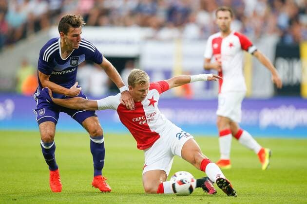 Fußball, EL Quali, RSC Anderlecht - Slavia Prag Anderlecht s Michael Heylen and Slavia s Tomas Soucek fight for the ball during a match between Belgian first league soccer team RSC Anderlecht against Czech Slavia Prague, the return leg of the playoff round in the Europa League competition, Thursday 25 August 2016, in Anderlecht, Brussels. First leg ended on 0-3 in Czech Republic. BRUNOxFAHY  x04918759x