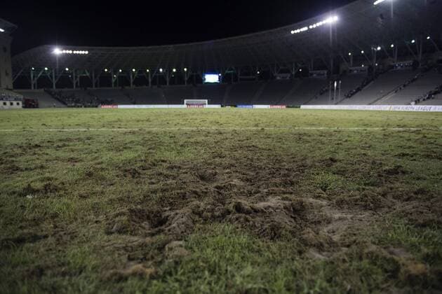 Fußball, EL Quali, Qarabag Agdam - IFK Göteborg, schlechte Platzverhältnisse 160825 Gräsmattan är rejält förstörd efter fotbollsmatchen i kvalet till Europa League mellan Karabach och IFK Göteborg den 25 augusti 2016 i Baku.  Copyright: JOHANNAxLUNDBERG BB160825JL043