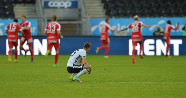 Fotball Playoff UEFA Europa League Rosenborg - Austria Wien Lerkendal Stadium, Trondheim, Norway 25 august 2016 Olarenwaju Kayode (H) har scoret 1-2 for Austria Wien og Rosenborgs Elbasan Rashani depper i forgrunnen Foto : ArvexJohnsen, Digitalsport 