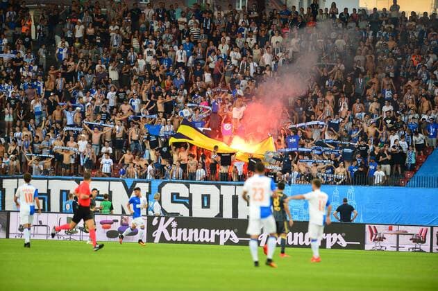 Bilder des Tages - SPORT Fußball, EL Quali, Grasshopper Zürich - Fenerbahce Istanbul UEFA Europa league Playoff second leg match between Grasshoppers and Fenerbahce at Letzigrund Stadium in Zurich, Swiss on August 25 , 2016. Pictured: Grasshoppers fans burned a Fenerbahce Flag. Not available for publication in Turkey. 