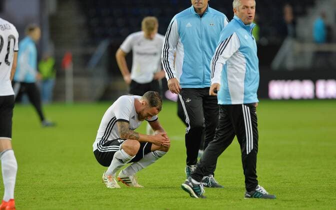 Fußball, EL Quali, Rosenborg Trondheim - Austria Wien Fotball Playoff UEFA Europa League Rosenborg - Austria Wien Lerkendal Stadium, Trondheim, Norway 25 august 2016 Rosenborgs Tore Reginiussen depper pa gresset etter kampen. Trener Kare Ingebrigtsen til høyre Foto : ArvexJohnsen, Digitalsport 