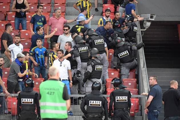 Bilder des Tages - SPORT Fußball, EL Quali, Grasshopper Zürich - Fenerbahce Istanbul, Ausschreitungen auf den Rängen 25.08.2016 Zürich Schweiz Fussball Herren Saison 2016 2017 Europa League Qualifikation Grasshopper Club Zürich - Fenerbahce Istanbul . Bild zeigt Delta Security im Einsatz Aktion 