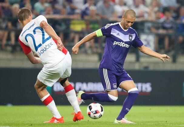 Fußball, EL Quali, RSC Anderlecht - Slavia Prag Slavia s Tomas Soucek and Anderlecht s Sofiane Hanni fight for the ball during a match between Belgian first league soccer team RSC Anderlecht against Czech Slavia Prague, the return leg of the playoff round in the Europa League competition, Thursday 25 August 2016, in Anderlecht, Brussels. First leg ended on 0-3 in Czech Republic. VIRGINIExLEFOUR  x04918813x