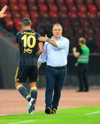 Fußball, EL Quali, Grasshopper Zürich - Fenerbahce Istanbul UEFA Europa league Playoff second leg match between Grasshoppers and Fenerbahce at Letzigrund Stadium in Zurich, Swiss on August 25 , 2016. Final Score: Grasshoppers 0 - Fenerbahce 2 Pictured: Dutsc Coach Dirk Advocaat and Dutch player Robin van Persie of Fenerbahce. Not available for publication in Turkey. 
