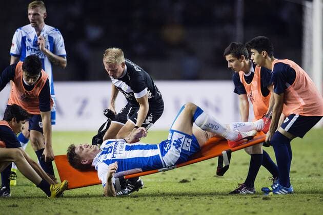 Bilder des Tages - SPORT Fußball, EL Quali, Qarabag Agdam - IFK Göteborg 160825 IFK Göteborgs Mikael Boman skadas i en duell och tappas när han bärs ut pa bar under fotbollsmatchen i kvalet till Europa League mellan Karabach och IFK Göteborg den 25 augusti 2016 i Baku.  Copyright: JOHANNAxLUNDBERG BB160825JL056